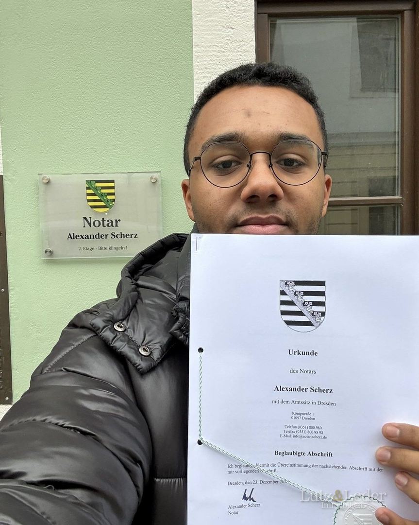 Anleger von Lutz & Leder mit der beglaubigten Abschrift der Kaufurkunde