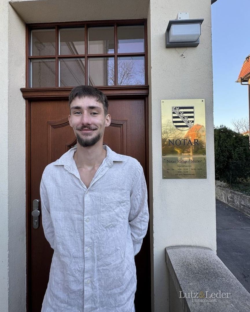 Anleger von Lutz & Leder vor dem Notarbüro